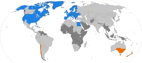 Harta e botes. Evropa, pjesa më e madhe e Amerikës së Veriut, pjesë të Amerikës Jugore dhe Australisë juglindore dhe disa vende të tjera përdorin DST. Shumica e Afrikës ekuatoriale dhe disa vende të tjera pranë ekuatorit nuk kanë përdorur kurrë DST pasi stinët nuk karakterizohen nga ndryshime drastike në dritë. Pjesa tjetër e tokës është shënuar si më parë duke përdorur DST.