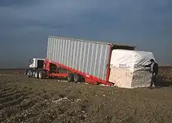 Inladen van de oogst voor transport, Californië, 2002
