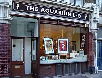 An art gallery is a specialist retailer.