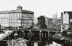 The bridge in 1881, in the background the New Synagogue
