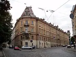 A building at the intersection of two cobblestone streets