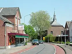 To the left the Heelweg in Dinxperlo, to the right the Hellweg in Suderwick with the Michaelskirche