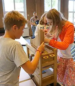 Children in primary school are assembling a do-organ of Orgelkids