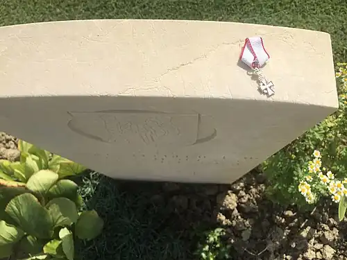 Miniature insignia of the Danish Order of the Dannebrog on Major Anders Lassen's gravestone at Argenta Gap War Cemetery, 1 September 2015. Text: "Gud og Kongen" - "God and the King".
