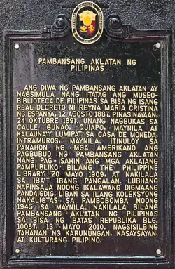 Historical marker of the National Library of the Philippines in Filipino