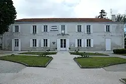 The town hall in L'Houmeau
