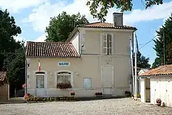 The town hall in Bazauges