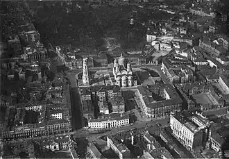 The palace seen from the air with the Alexander Nevsky Cathedral in front of it (1919)