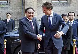 Chinese top politician Wu Bangguo and Prime Minister Mark Rutte at the Binnenhof on 15 May 2012.