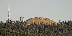 View from the Rehberg to the Achtermannshöhe with buildings on the Brocken in the background