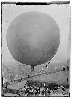 Albert Leo Stevens ascends from Wanamaker's in New York City in 1911