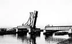 Lifting railway bridge over Alexandra canal (1925). The bridge shown has since been replaced with a fixed span bridge.