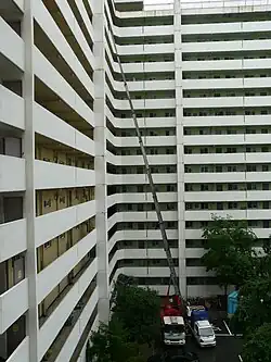 Elevador de mudanzas en Ansan, montado sobre camión con brazo extensible.