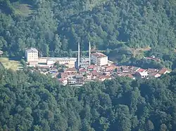 Overhead picture of the village of Arıt, surrounded by trees.