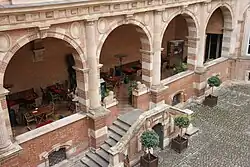 Assézat: loggia.