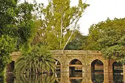 Eight-piered bridge