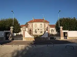 The town hall and school in Béon
