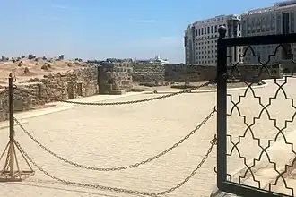 Graves of Fatimah (single grave in front), Hasan, Zain al-Abideen, Muhammad al-Baqir and Jafar as-Sadiq (2nd row left to right, 4 graves side by side), and ‘Abbas ibn ‘Abd al-Muttalib (single grave at right)