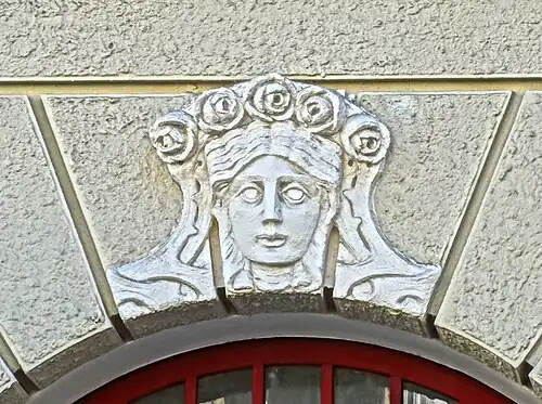 Portal detail at 13
