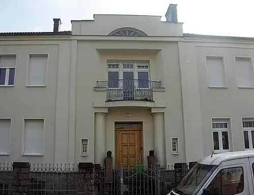 Elevation onto the street
