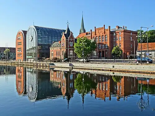 The building with Lloyd palace and the "new granaries"