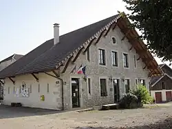 The town hall in Besain