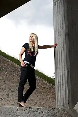 Image 49Young woman in summer 2009 wearing all black clothes (from 2000s in fashion)