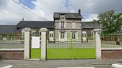 The town hall and school in Boissy-Fresnoy