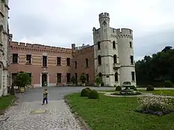 Court of Honour, displaying neo-Gothic features added by count Amadeus de Beauffort during the 1832 restoration.
