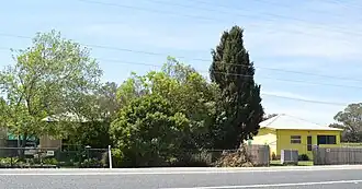 Houses fronting the Kamilaroi Highway at Braefield