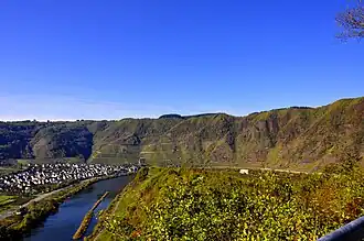 View over the Moselle and past the village of Dorf Bremm to the Calmont in the Eifel