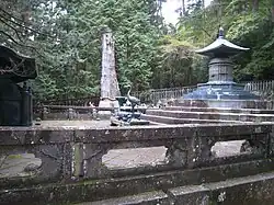 The urn (on the right) containing the remains of Tokugawa Ieyasu