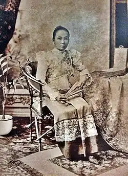 Bualai, was a Princess Consort of Phiriya Thepphawong of Phrae wearing ham sleeve blouses and Pha sin, before 1902