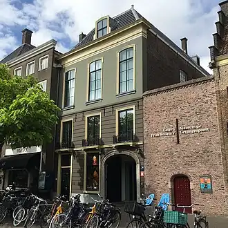The Gallery is on the 2nd floor of the building in the center. On the right is the entrance to both gallery and the adjacent Museum Gevangenpoort