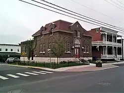 Cultural heritage sites: old post office and Louise-Pariseau house