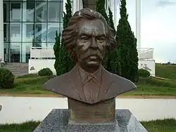 Bust of Carlos Gomes in front of the Municipal Theatre of Paulinia.