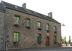 The town hall in Carelles