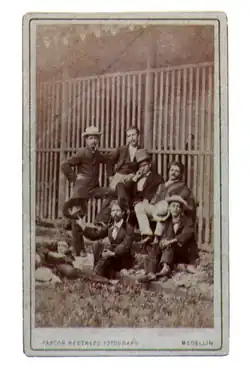 Group photograph of men, in Medellín, by Pastor Restrepo (Colombia)