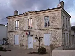 The town hall in Casseuil