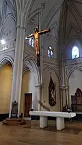 Crucifix, main althar
