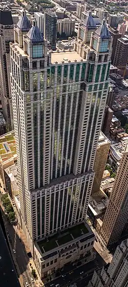 Chicago_900_North_Michigan_Avenue_(27940356553)~2
