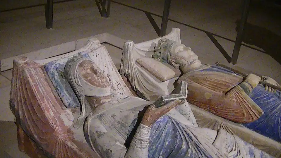 Effigies of Queen Eleanor of Aquitaine (left) and King Henry II of England (right)