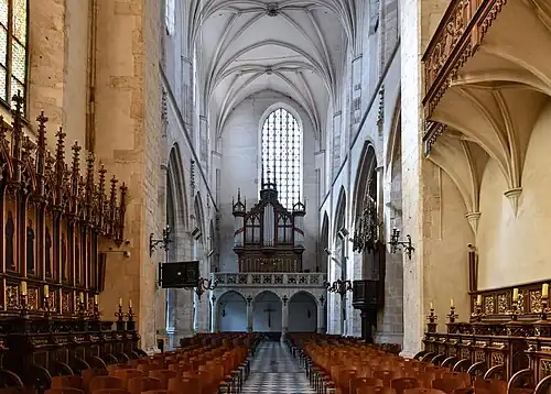 Main nave-pipe organ