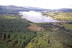 Aerial photograph of Duncarron with the Carron-Valley-Reservoir in background (2008)