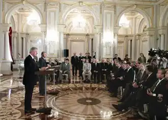Inside. President Kuchma talks with United States President Clinton, 5 June 2000.
