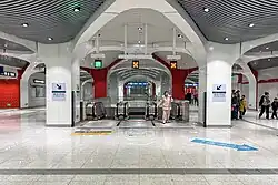 Line 8 concourse (alternate view)
