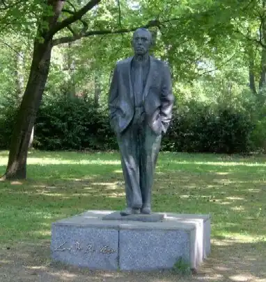 Bronze sculptor Johannes Becher, 1960