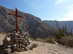Cross with geraniums in Malata, Tapay District