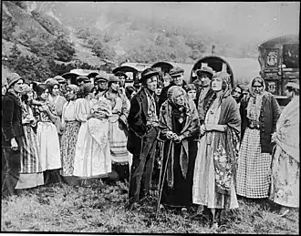 A crowd of Romanis in England (1933)