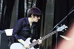 Googe performing with Thurston Moore in 2015